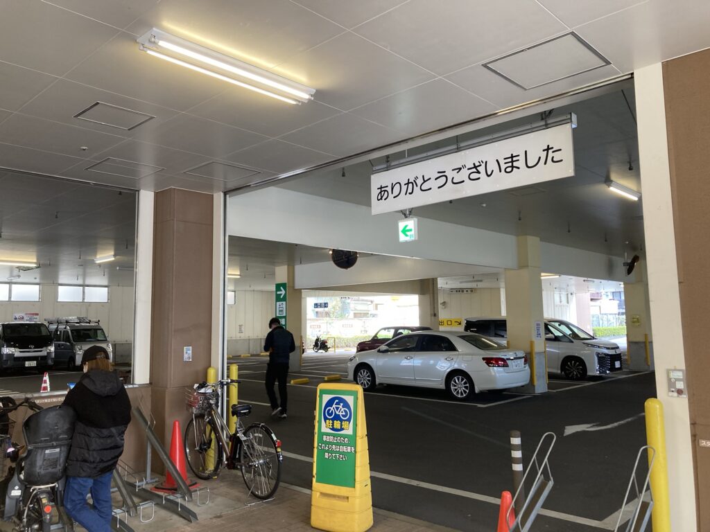 サミットストア荏原6丁目店の駐車場と駐輪場1