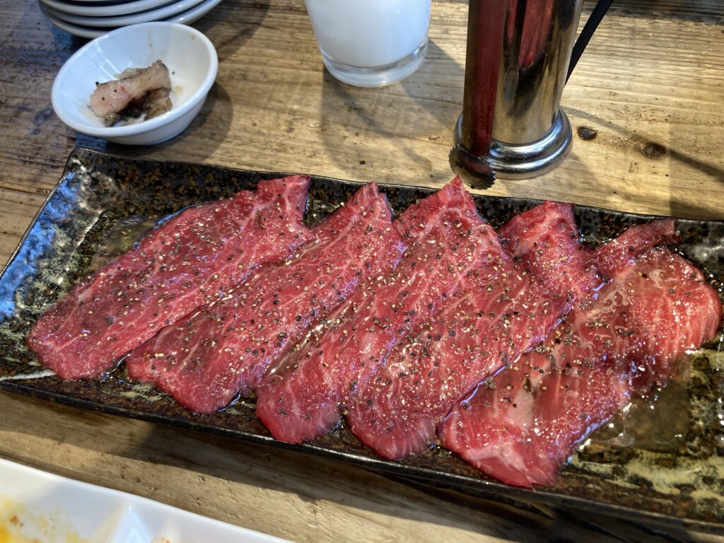 焼肉ニクアザブのカルビ