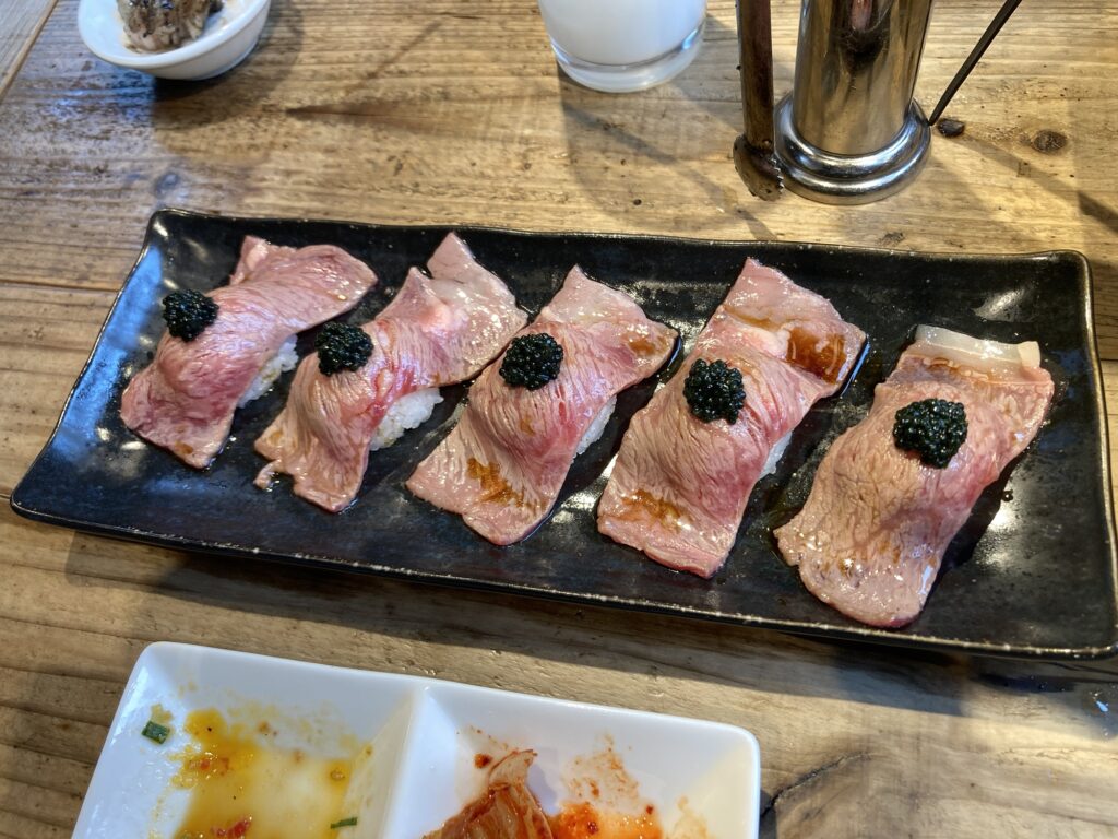 焼肉ニクアザブの肉寿司